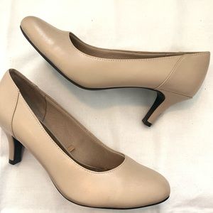 NWOT Nude Pumps✨